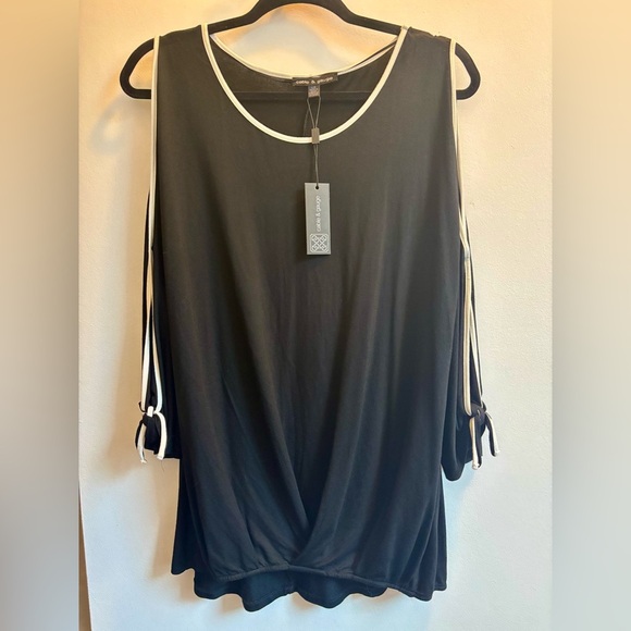 Cable & Gauge Black Relaxed Blouse with White trim and side slits - Picture 1 of 6